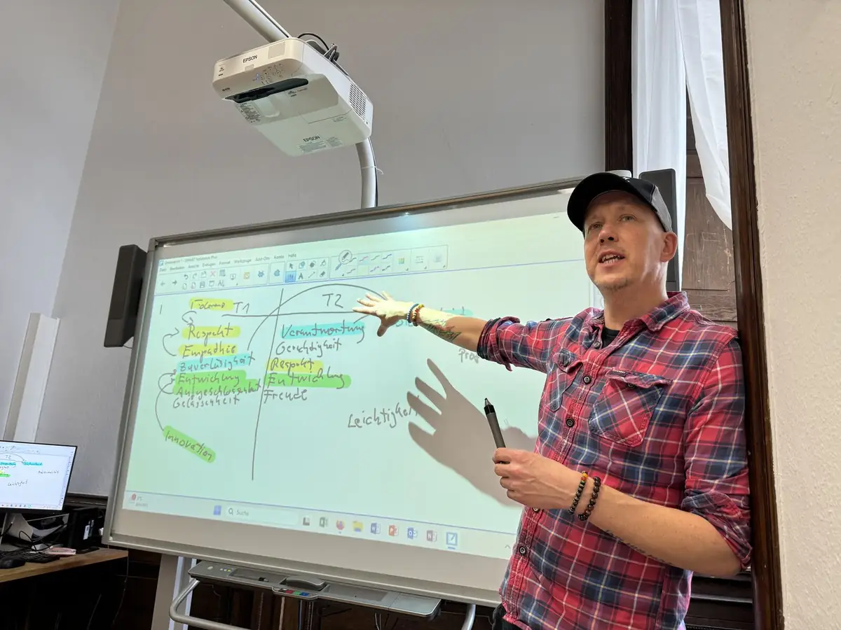 Hendrik im Workshop am Werte-Board